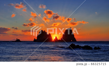 蓑掛岩の日の出 66325715