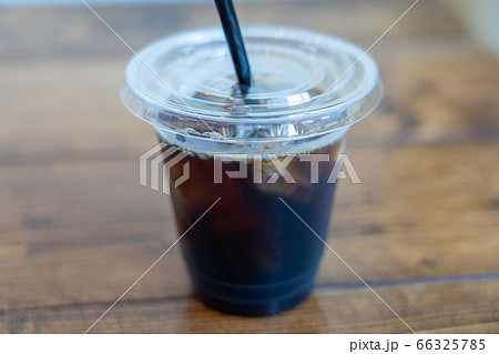 プラスチック容器に入ったアイスコーヒー 66325785