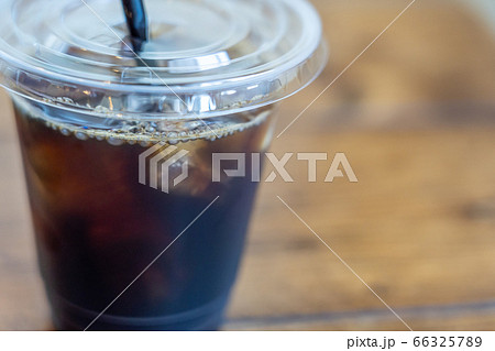 プラスチック容器に入ったアイスコーヒー プラスチック容器に入ったアイスコーヒー 66325789