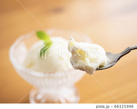 バニラアイスクリーム 66325996