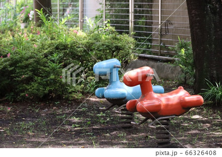 公園のスプリング遊具、馬の様な動物の写真素材 [66326408] - PIXTA