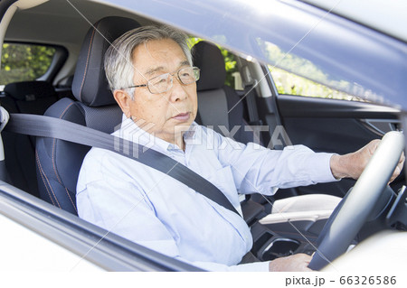 運転をする高齢者 66326586