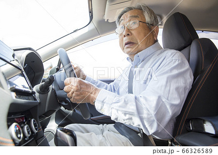 事故に驚く高齢運転者、運転をする高齢者 66326589