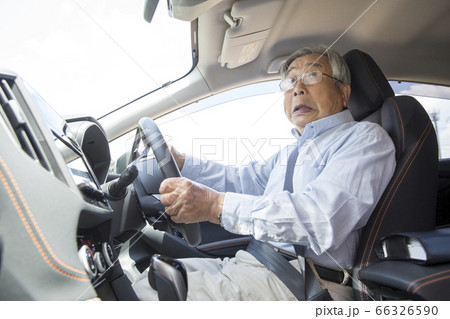事故に驚く高齢運転者、運転をする高齢者 事故に驚く高齢運転者、運転をする高齢者 66326590