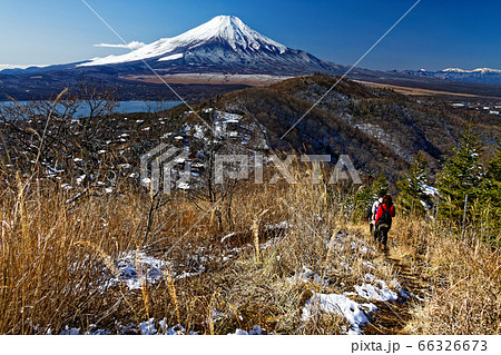 平尾山稜線を行くハイカーと富士山の眺め 66326673