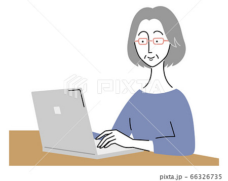眼鏡をかけてノートパソコンを使うシニア女性 66326735