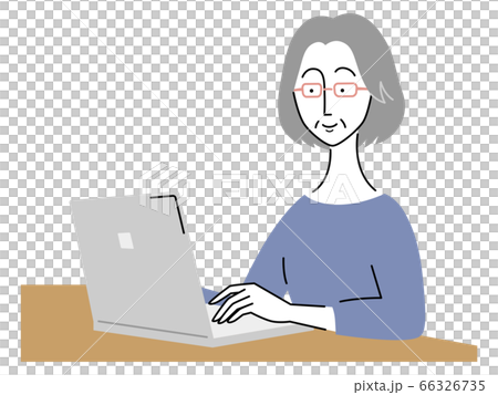 眼鏡をかけてノートパソコンを使うシニア女性 66326735