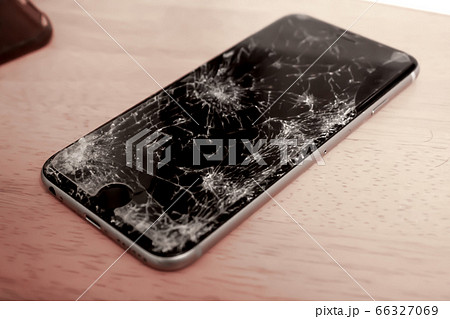 画面が割れたスマートフォン 66327069