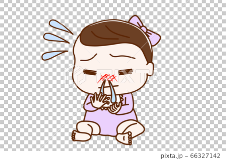 鼻水が垂れてきて辛いお座りの女の子の赤ちゃん 66327142