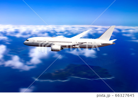 高速で飛行する大型旅客機 66327645