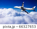 上空を旋回する旅客機 66327653