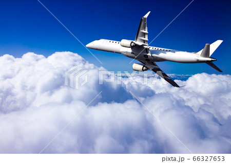 上空を旋回する旅客機 66327653