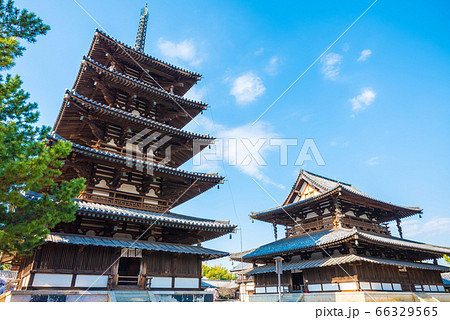 古都、奈良。法隆寺の五重塔と金堂（奈良県生駒郡斑鳩町）2020年4月 66329565