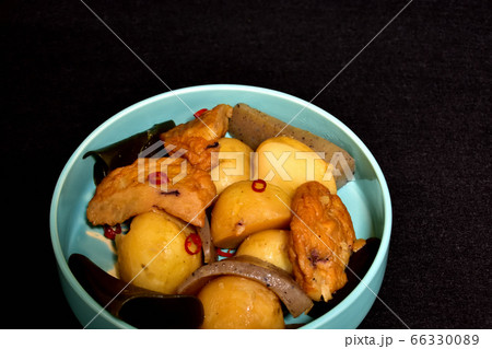 新ジャガイモとさつま揚げの煮物の写真素材