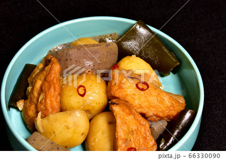 新ジャガイモとさつま揚げの煮物の写真素材