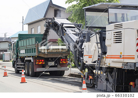 道路のアスファルトを削る路面切削機 66330102