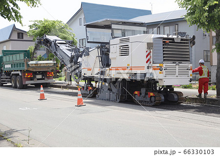 道路のアスファルトを削る路面切削機 66330103