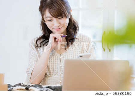 フリマアプリに洋服を出品している女性 66330160