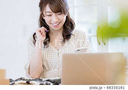 フリマアプリに洋服を出品している女性 66330161