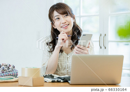 フリマアプリに洋服を出品している女性 フリマアプリに洋服を出品している女性 66330164