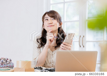 フリマアプリに洋服を出品している女性 フリマアプリに洋服を出品している女性 66330166