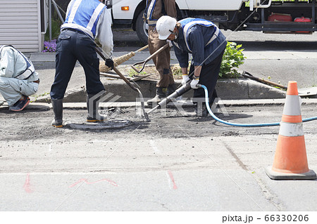 道路のアスファルトを切破する作業員 道路のアスファルトを切破する作業員 66330206