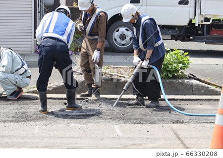 道路のアスファルトを切破する作業員 道路のアスファルトを切破する作業員 66330208