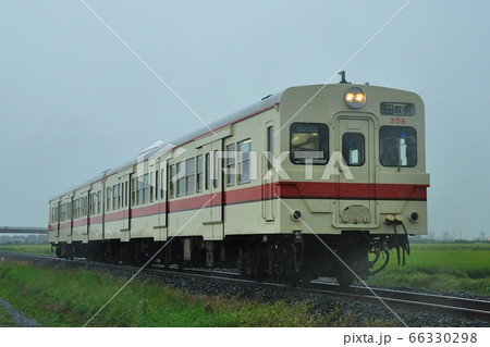 関東鉄道常総線、三妻・南石下駅間を走る普通列車（キハ350形気動車） 66330298