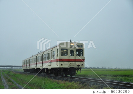 関東鉄道常総線、三妻・南石下駅間を走る普通列車(キハ350形気動車) 関東鉄道常総線、三妻・南石下駅間を走る普通列車(キハ350形気動車) 66330299