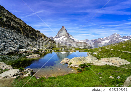 スイス・マッターホルンと湖 66330341