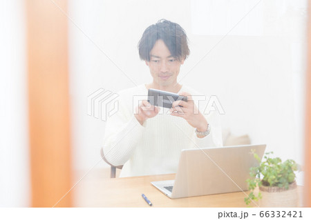 男性リモートワーク 66332421