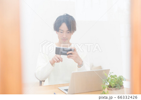 男性リモートワーク 66332426