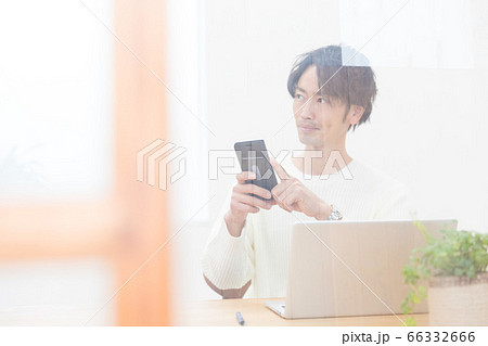 男性リモートワーク 66332666