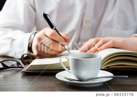 Man making notes with pen in notebook 66333776