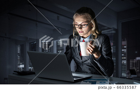 Young businesswoman sitting at desk 66335587