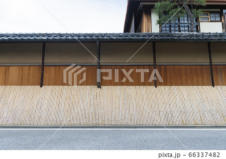 京町家の風景 外壁に据え付けられた竹製の犬矢来 京町家の風景 外壁に据え付けられた竹製の犬矢来 66337482