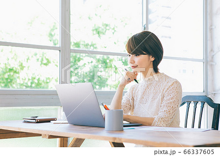 テレワークをする女性（※婚活、結婚相談所等のサイトやアプリなどでのご利用はお控え下さい） 66337605