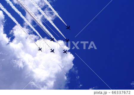 ブルーインパルスの編隊飛行【都心上空・2020年5月】 66337672