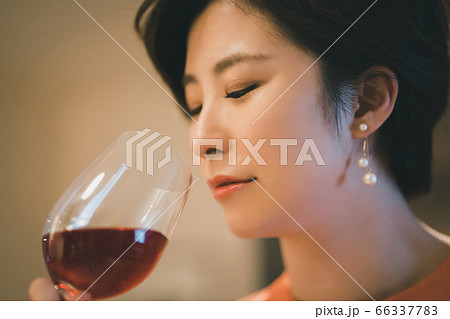 ワインを飲む女性の写真素材