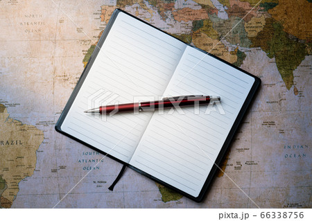 手帳と世界地図　ビジネスヒント 66338756