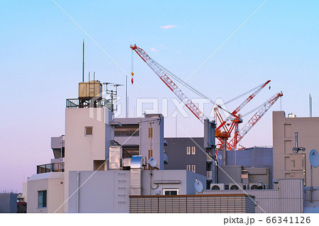 夕刻のクレーンと携帯基地局アンテナ 66341126