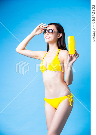 asian bikini girl take sunscreen 66342802