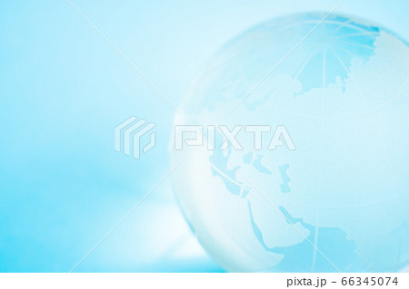ガラスの地球儀　青背景 66345074