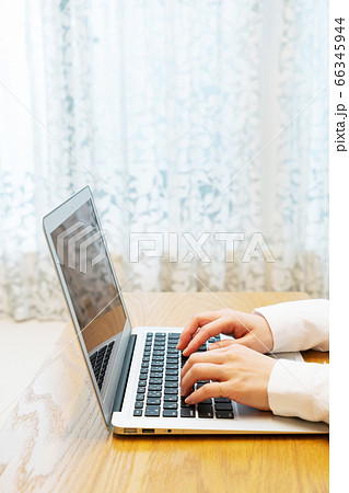 ノートパソコンと女性の手元 66345944