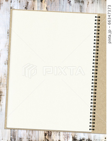 白い木製ベンチに置かれたスケッチブック、縦横自由に使えます。 66347373