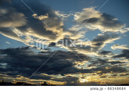 梅雨入り前の夕雲 66348684