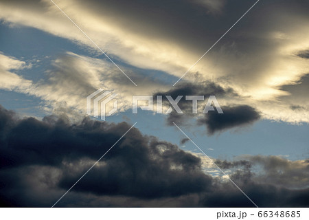 梅雨入り前の夕雲 66348685