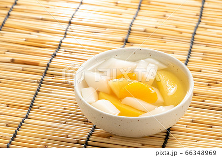 小鉢に入れられた杏仁豆腐。すだれで夏イメージ。 小鉢に入れられた杏仁豆腐。すだれで夏イメージ。 66348969