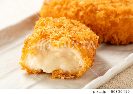 俵型のクリームコロッケの断面。 66350419