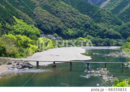 山間地を流れる四万十川と中半家沈下橋。高知、日本。6月上旬。 66350833